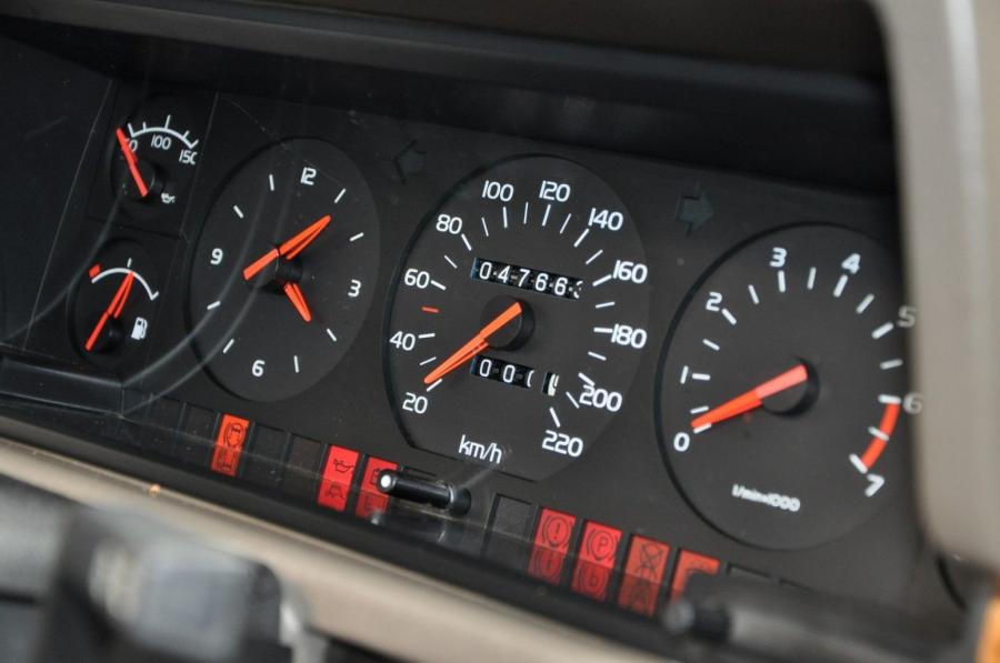 Панель приборов Volvo 780 Coupe 1985 года  (фото 17 из 62)